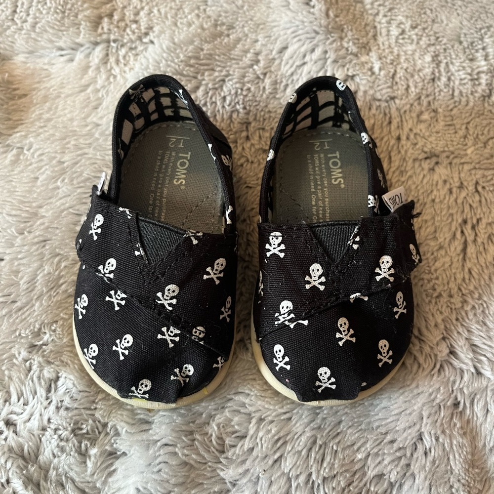 Toms black skull crossbones shoes Toddler size 2 - Picture 1 of 5